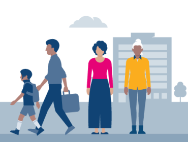 Lopend kind met man en een staande vrouw en een oudere vrouw 